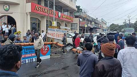 சிக்னல் கம்பம் விழுந்ததில் தொழிலாளி பலி