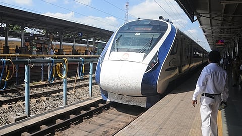 வந்தே பாரத் ரயில்களுக்கு வரவேற்பு: கடந்த நிதியாண்டில் 105.7 % இருக்கைகள் நிரம்பி சாதனை