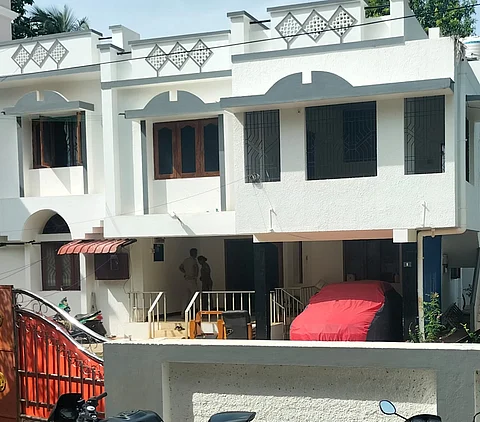 தஞ்சாவூரில் சோதனை நடத்தப்படும் வீடு