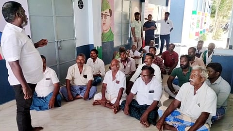  பரந்தூா் புதிய விமான நிலைய எதிா்ப்பு போராட்டக் குழுவினரிடையே பேசிய அந்தக் குழு ஒருங்கிணைப்பாளா் சுப்பிரமணியன்.