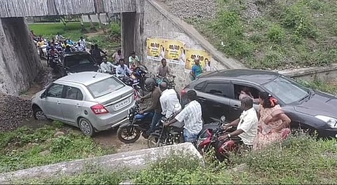 பள்ளிக்குப்பம் ரயில் கடவுப்பாதை மூடல்: போக்குவரத்து நெரிசல்