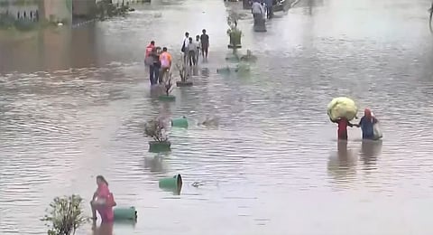 தில்லியில் வெள்ளிக்கிழமை அதிகாலை பெய்த கனமழையால்  சாலைகளில்  தேங்கியுள்ள தண்ணீர்.