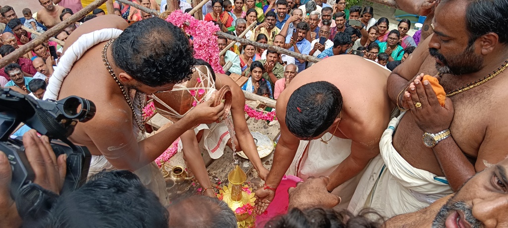 ஒசூா் ஐயப்பன் கோயில் குடமுழுக்கு