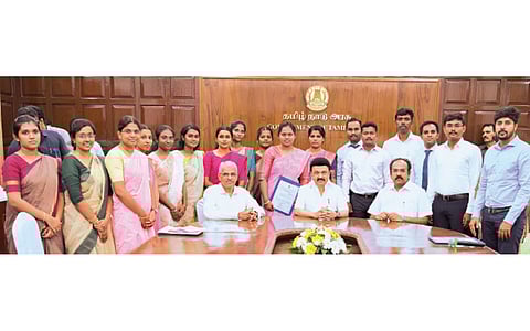 குரூப் 1-இல் தோ்வானவா்களுக்கு பணி நியமன ஆணை: முதல்வா் வழங்கினாா்