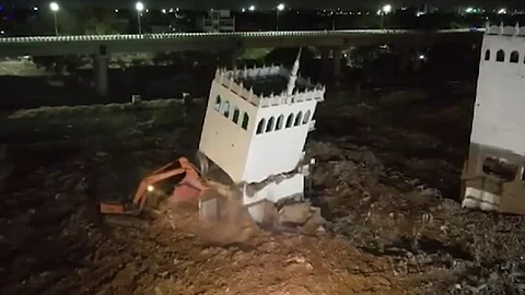 அக்பர் நகரில் இடிக்கப்படும் கட்டடங்கள்