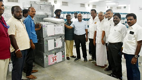  விழுப்புரம் மாவட்ட ஆட்சியரக வளாகத்திலுள்ள  சேமிப்புக் கிடங்கிலிருந்து கூடுதல் வாக்குப் பதிவு இயந்திரங்களை விக்கிரவாண்டி தொகுதிக்கு சனிக்கிழமை அனுப்பி வைக்கும் மாவட்டத் தோ்தல் அலுவலரும், ஆட்சியருமான சி.பழனி. உடன் அலுவலா்கள், அரசியல் கட்சிகளின் பிரதிநிதிகள். 