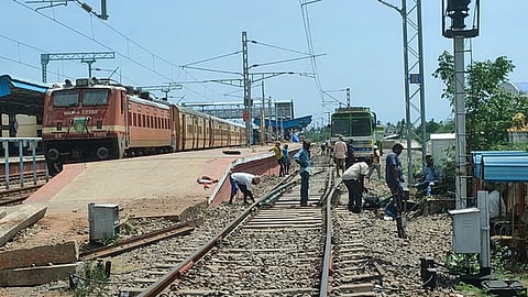 லோக் மான்ய திலக்-காரைக்கால் ரயில்: கூட்டி, தாடிபத்திரியில் நின்று செல்லும்