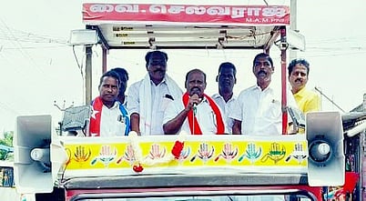 தகட்டூா் கடைவீதியில் நன்றி தெரிவித்து பேசிய நாகை எம்.பி வை.செல்வராஜ்.