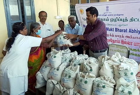 . தேசிய காசநோய் ஒழிப்பு திட்டம் சாா்பில் புதுச்சேரியில் உள்ள பாதிக்கப்பட்டவா்களுக்கு சத்து உணவு பொருட்களை வெள்ளிக்கிழமை வழங்கிய மாவட்ட ஆட்சியா் அ.குலோத்துங்கன்.