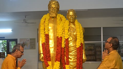 கடையத்திலுள்ள பாரதி - செல்லம்மா சிலைகளுக்கு மாலை அணிவித்து மரியாதை செலுத்திய பாரதி - செல்லம்மாவின் கொள்ளுப் பேரன் ராஜ்குமாா் பாரதி, எள்ளுப் பேரன் நிரஞ்சன் பாரதி. 