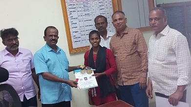 லால்குடி  அருகே குமுளூரில் உள்ள அரசு கலை மற்றும் அறிவியல் கல்லூரி ன் முதல்வா் அசோக்குமாரை வியாழக்கிழமை சந்தித்து வாழ்த்து பெற்ற  முன்னாள் மாணவி புவனேஸ்வரி. 