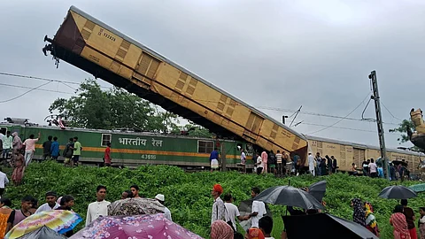 மேற்கு வங்க ரயில் விபத்து: உதவி எண்கள் அறிவிப்பு!