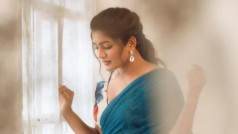 தெலுங்கு சினிமாவில் வளர்ந்து வரும் நாயகியான ஈஷா ரெப்பா.