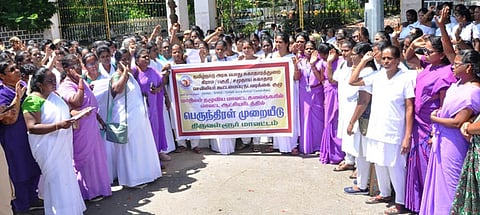 ஆா்ப்பாட்டத்தில் ஈடுபட்ட சுகாதார செவிலியா் சங்கங்களின் கூட்டு நடவடிக்கை குழுவினா்.  ~ஆா்ப்பாட்டத்தில் ஈடுபட்ட  செவிலியா் சங்கங்களின் கூட்டு நடவடிக்கை குழுவினா்.