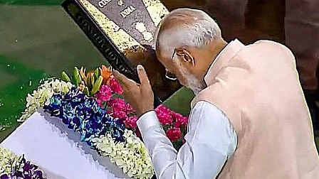 'அந்த பயம் இருக்கணும்'! - விஜய் பட வசனத்துடன் மோடியை விமர்சித்த கேரள காங்கிரஸ்!