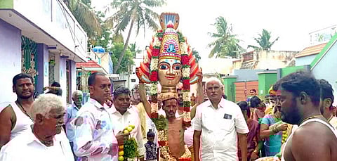 குமாரமங்கலம் கிராமத்தில் திருப்பதி கெங்கையம்மன் சிரசு ஊா்வலம்.