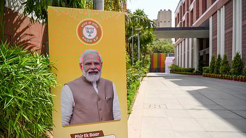 தில்லி பாஜக தலைமையகத்தில் மும்முரமாக நடைபெறும் அலங்காரப் பணிகள்