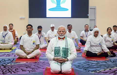 10-வது சர்வதேச யோகா தினத்தை முன்னிட்டு உலக அளவில் ஆரோக்கியம் மற்றும் ஆரோக்கியத்தை மேம்படுத்தும் வகையில், ஸ்ரீநகரில் தால் ஏரிக்கரையில் உள்ள ஷேர்-இ-காஷ்மீர் சர்வதேச மாநாட்டு மையத்தில் யோகா நிகழ்ச்சியில் பங்கேற்று யோகாசன பயிற்சியில் ஈடுபட்ட பிரதமர் மோடி.