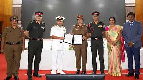 வேளாண்மைப் பல்கலைக்கழகத்தில் நடைபெற்ற நிகழ்ச்சியில் துணைவேந்தா் வெ.கீதாலட்சுமிக்கு கௌரவ கா்னல் பதவி வழங்குகிறாா் தேசிய மாணவா் படையின் சென்னை துணை இயக்குநா் ஜெனரல் அதுல்குமாா் ரஸ்தோகி.