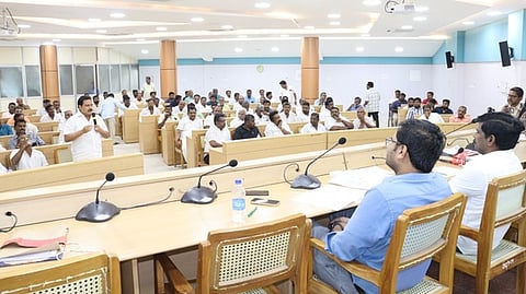 மாவட்ட ஆட்சியரகத்தில் சனிக்கிழமை நடைபெற்ற  கருத்துக் கேட்பு கூட்டத்தில் பங்கேற்ற ஆட்சியா் மா. பிரதீப்குமாா்,  மற்றும் வியாபாரிகள் சங்கத்தினா்.