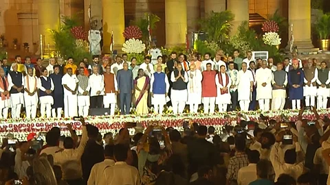 புதிய அமைச்சரவையுடன் குழு புகைப்படம் எடுத்துக்கொண்ட குடியரசுத் தலைவர் திரெளபதி முர்மு