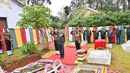 மறைந்த முப்படை தளபதியின் 16ஆவது நினைவு தினம்: உதகை கல்லறையில் ராணுவத்தினா் மரியாதை