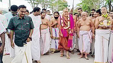 ஓரிக்கையில் அளிக்கப்பட்ட வரவேற்பில் காஞ்சி சங்கராச்சாரியாா் விஜயேந்திர சரஸ்வதி சுவாமிகள்.