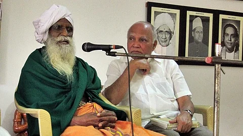 தஞ்சையில் முனைவர் பழ. கோமதிநாயகம் நூலை வெளியிட்டுப் பேசும் நம்மாழ்வார். அருகில் தமிழக பசுமை இயக்கத் தலைவர் டாக்டர் ஜீவானந்தம் (கோப்பிலிருந்து)
