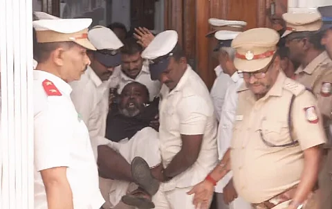 கள்ளச்சாராயம் விவகாரம்: பேரவையில் அமளியில் ஈடுபட்ட அதிமுக உறுப்பினர்கள் வெளியேற்றம்