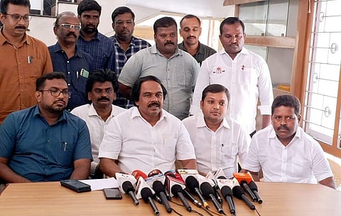 கோவையில் செய்தியாளர்களுடன் பேசும் பால்வளத் துறை அமைச்சர் மனோ தங்கராஜ்.