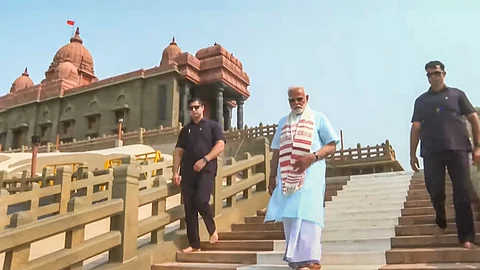 தியானத்தின் நிறைவாக 133 அடி உயர திருவள்ளுவர் சிலைக்கு மரியாதை செலுத்த, விவேகானந்தர் பாறையிலிருந்து தனிப் படகில் செல்ல வரும் பிரதமர் மோடி.