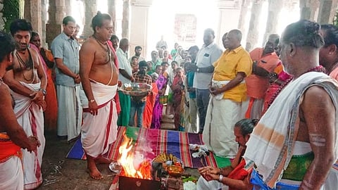 பழனி  பெரியநாயகி அம்மன் கோயிலில் ஞாயிற்றுக்கிழமை அன்னாபிஷேகத்தை முன்னிட்டு,  நடைபெற்ற யாக பூஜைகள்.