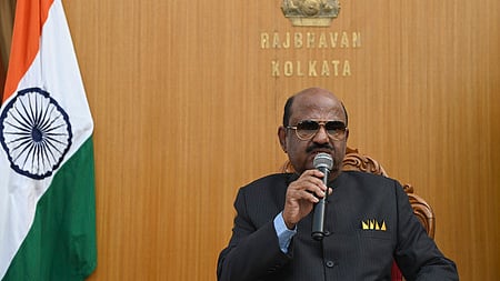 மேற்கு வங்க ஆளுநா்  சி.வி. ஆனந்த போஸ்.