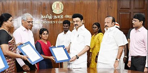 வேளாண்மை அலுவலர் மற்றும் தோட்டக்கலை அலுவலர்கள் பணியிடங்களுக்கு தேர்வு பெற்றவர்களுக்கு பணி நியமன ஆணைகளை முதல்வர் மு.க.ஸ்டாலின் வழங்கினார். 