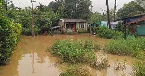 கனமழை காரணமாக கூடலூரை அடுத்துள்ள தொரப்பள்ளி இருவயல் பகுதியில் குடியிருப்புகளை சூழ்ந்துள்ள மழைநீா். 