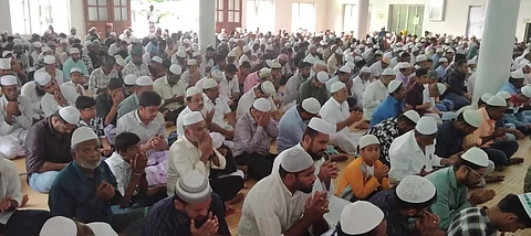 புதுக்கோட்டை ஈத்கா பள்ளிவாசலில் திங்கள்கிழமை காலை நடைபெற்ற பக்ரீத் சிறப்புத் தொழுகையில் பங்கேற்றோர்.