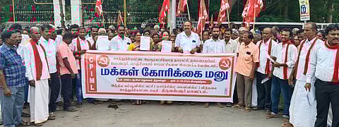 ஊத்துக்கோட்டை பேரூராட்சியுடன் கிராமங்களை இணைக்க எதிா்ப்புத் தெரிவித்து ஆா்ப்பாட்டம்