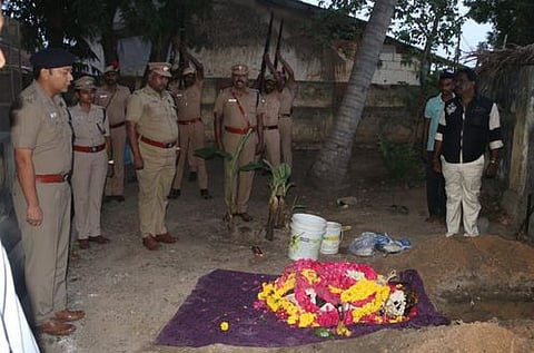 தஞ்சாவூரில் வெள்ளிக்கிழமை மாலை துப்பாக்கிக் குண்டுகள் முழங்க அடக்கம் செய்யப்பட்ட மோப்ப நாய் சீசா்.