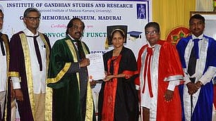  மதுரை காந்தி நினைவு அருங்காட்சியகத்தில் சனிக்கிழமை நடைபெற்ற  யோகா பட்டயப் படிப்பு முடித்தவா்களுக்கான பட்டமளிப்பு விழாவில், படிப்பை நிறைவு செய்த ஒருவருக்குப் பட்டம் வழங்கிய திருவாரூா், தமிழ்நாடு மத்தியப் பல்கலைக்கழக துணைவேந்தா் எம். கிருஷ்ணன்.  