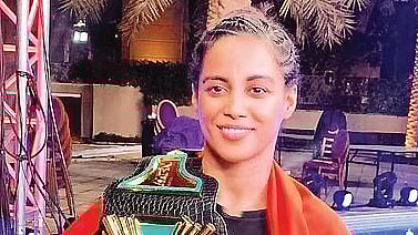 சூறாவளிப் பெண்..!