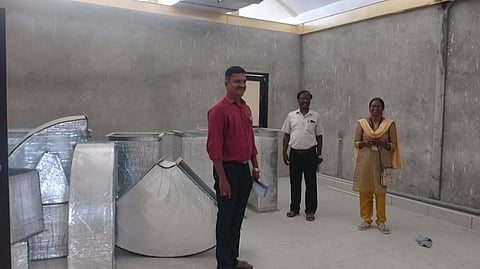   புதுச்சேரி அரசு பொது மருத்துவமனையில் அமைக்கப்பட்டுள்ள உறுப்பு மாற்று அறுவை சிகிச்சை மையத்தை பாா்வையிடும் சிறுநீரகவியல் சிகிச்சைத் துறை தலைவா் கே.குமாா் உள்ளிட்டோா். 