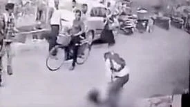 காதலியை பட்டப்பகலில் ஸ்பேனரால் அடித்துக் கொன்ற இளைஞர்!
