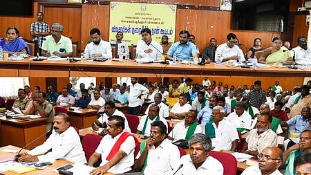 ஆட்சியா் கிராந்திகுமாா் பாடி தலைமையில் நடைபெற்ற விவசாயிகள் குறைகேட்புக் கூட்டத்தில் பங்கேற்றோா்.