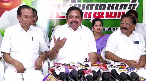 சேலத்தில் செய்தியாளர்களுக்கு பேட்டியளித்த அதிமுக பொதுச்செயலாளர் எடப்பாடி கே. பழனிசாமி.