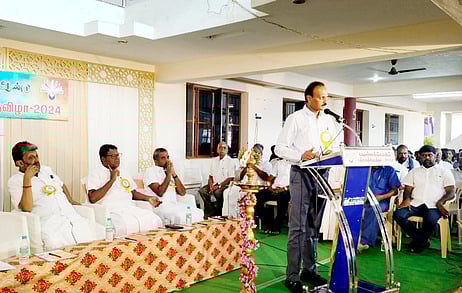 புத்தகத் திருவிழாவை தொடங்கிவைத்துப் பேசுகிறாா் தாராபுரம் கோட்டாட்சியா் ஏ.ஜெ.செந்தில்அரசன்.