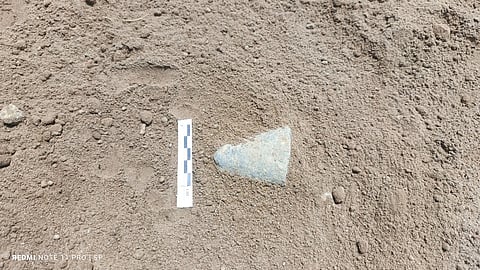  கிருஷ்ணகிரி மாவட்டம், சென்னானூரில் நடைபெறும் அகழாய்வில் கண்டெடுக்கப்பட்ட கல்லாயுதம்.  