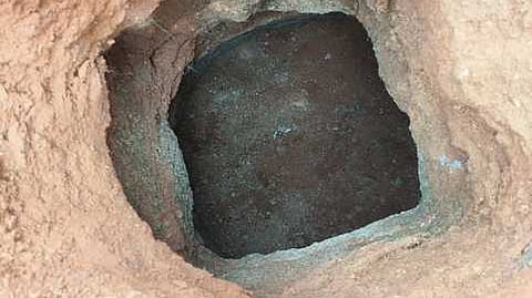  நாட்டறம்பள்ளி அருகே விவசாய நிலத்தில் ஏற்பட்டுள்ள பள்ளம்.