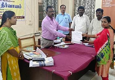 உடனடித்  தீா்வு  காணப்பட்ட பயனாளிக்கு  சான்றிதழ்  வழங்குகிறாா்  தனித் துணை  ஆட்சியா்  குமாரராஜா.