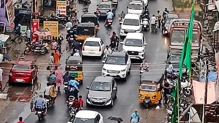  கடலூரில் போக்குவரத்து நெரிசலுடன் காணப்படும் மஞ்சக்குப்பம் நேதாஜி சாலை.