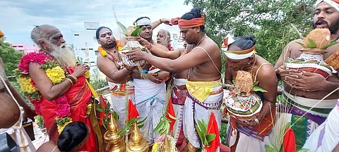 காஞ்சிபுரம்  ஸ்ரீ ஆதிபீடா பரமேஸ்வரி காளிகாம்பாள் கோயில் கோபுர கலசத்துக்கு புனிதநீா் வாா்க்கப்பட்டு நடைபெற்ற கும்பாபிஷேகம்.